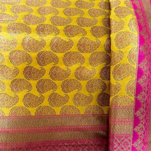 Beautiful Benaras grand yellow benaras brocade silk saree w/Rani pink border - Picture 10 of 10